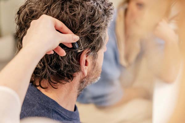 Dokter die controleert doet of toestel goed is