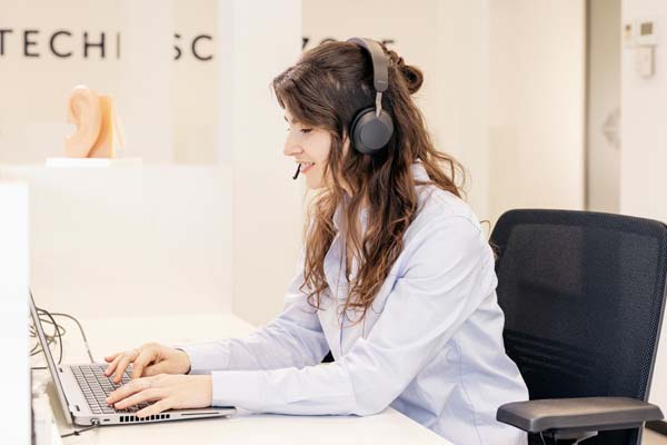Helpdesk medewerkster van Hoorcentrum Aerts