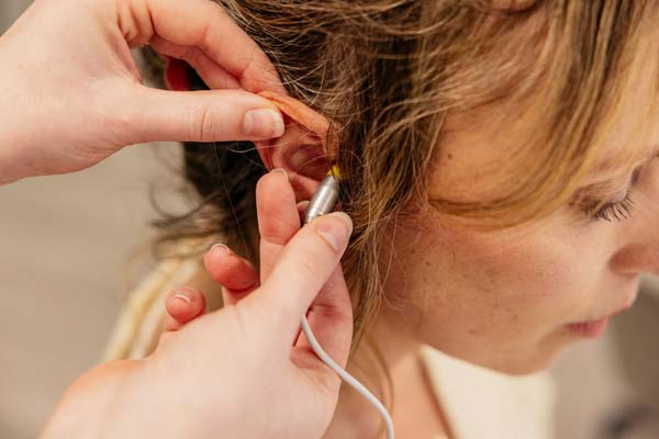 Dokter test oor klant