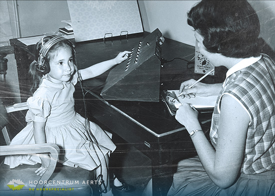 Oude foto van kind die gehoortest afneemt bij CLB